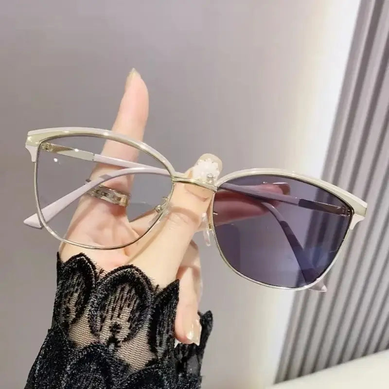 Vivian Brille - Photochromatisch (Dunkelt in der Sonne)